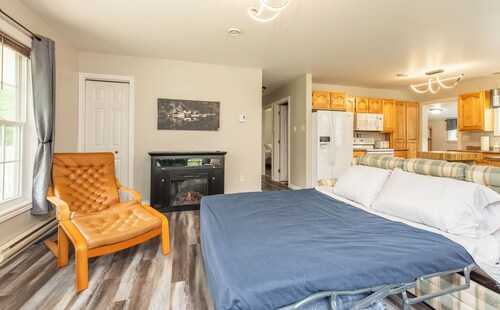 Private 2 BDRM Lakefront Retreat with Dock, Boathouse, Games Room & Firepit