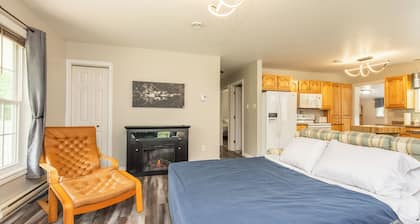 Private 2 BDRM Lakefront Retreat with Dock, Boathouse, Games Room & Firepit