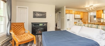 Private 2 BDRM Lakefront Retreat with Dock, Boathouse, Games Room & Firepit