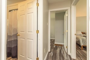 Un pasillo con una puerta que da a un dormitorio.
