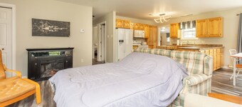 Private 2 BDRM Lakefront Retreat with Dock, Boathouse, Games Room & Firepit