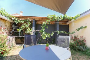 Outdoor dining - La Maisonnette de Cholet - Studio avec jardin (Cholet)