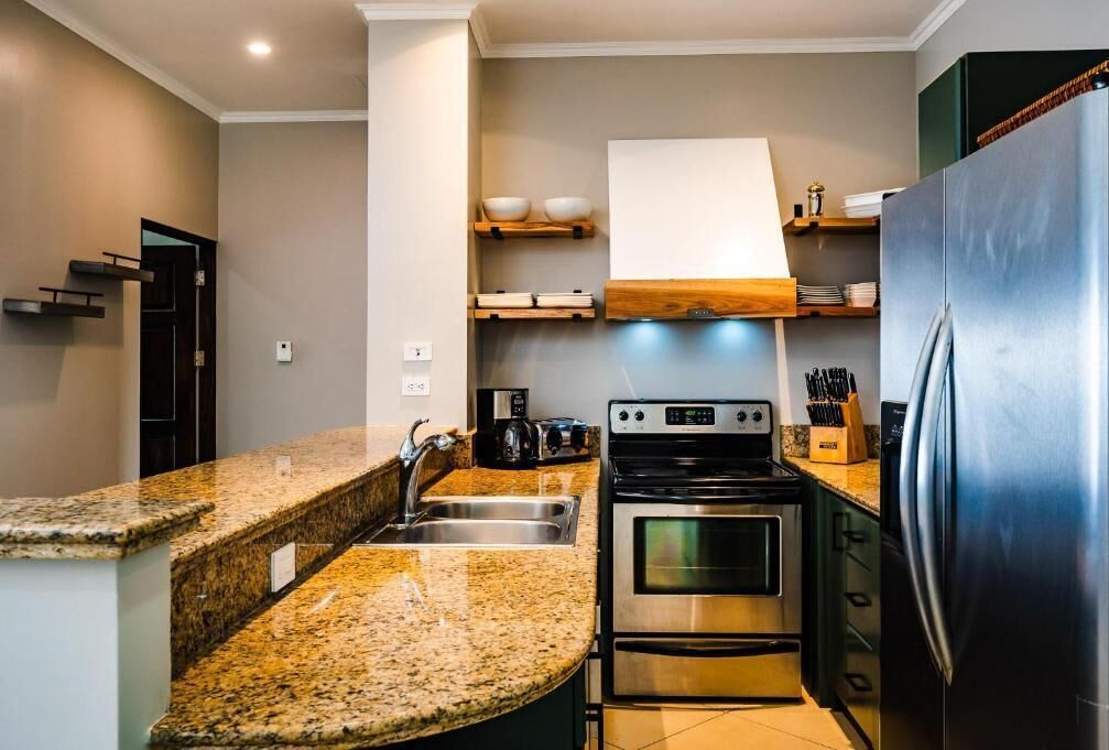 Cafetera y tetera, refrigerador, microondas y horno 