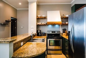 Coffee/tea maker, fridge, microwave, oven - Stylish Oceanview Condo with Quick Beach Access, Modern Design & Spacious Balcony (Santa Cruz)