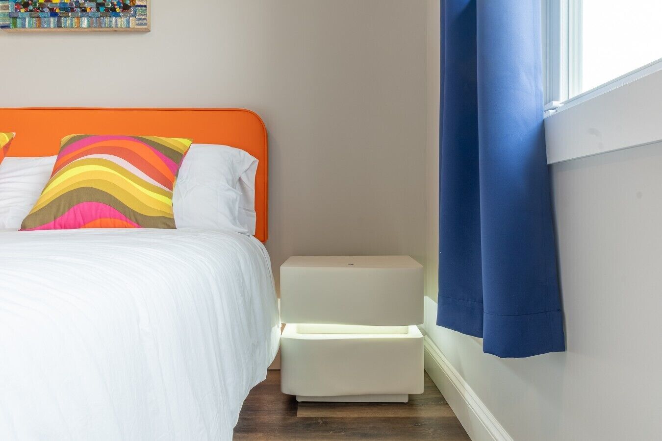 Een bureau, een strijkplank/strijkijzer, gratis wifi, beddengoed