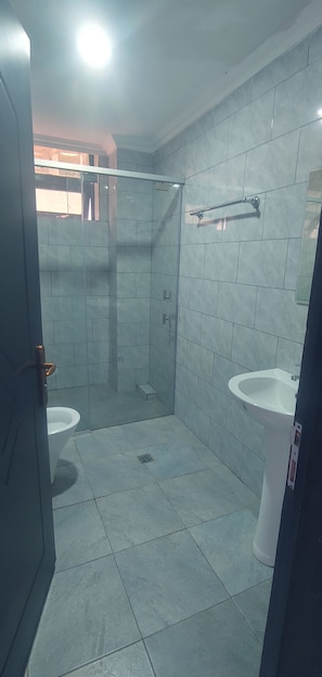 Chambre Simple Confort, balcon, vue ville | Salle de bain