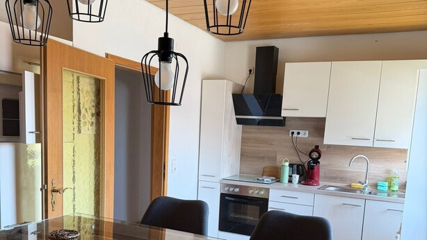 Wasserkocher mit Kaffee-/Teezubehör, Kühlschrank, Ofen, Herdplatte