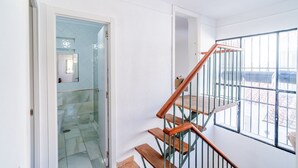 A staircase with wooden handrails and metal balusters, leading to an upper floor. - Cubo's Casa Mediterranea BBQ & Terrace / near beach / free wifi (Málaga)