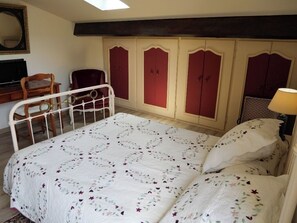 A bedroom with a bed, a chair, a desk, and a wardrobe. - CANTEGREL, private rooms in a home for 1 to 4 people; dogs welcome. (Lunel-Viel)