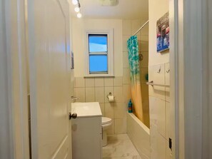 Bathroom - Peaceful 3BR Retreat w/Backyard & Free Parking (Richmond Hill)