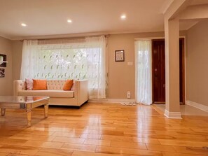 Living area - Peaceful 3BR Retreat w/Backyard & Free Parking (Richmond Hill)
