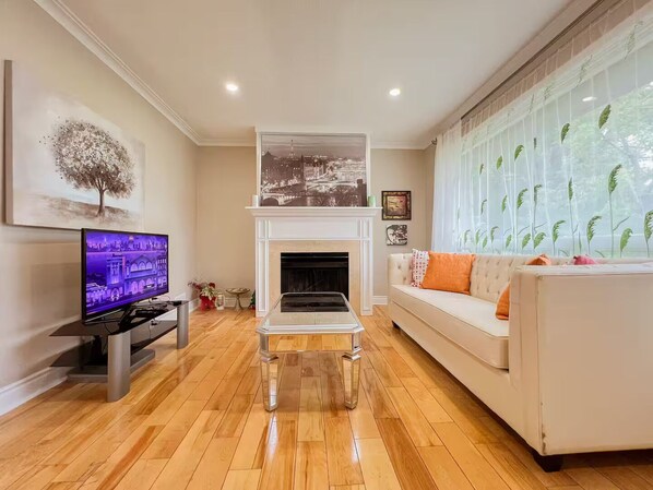 Living area - Peaceful 3BR Retreat w/Backyard & Free Parking (Richmond Hill)