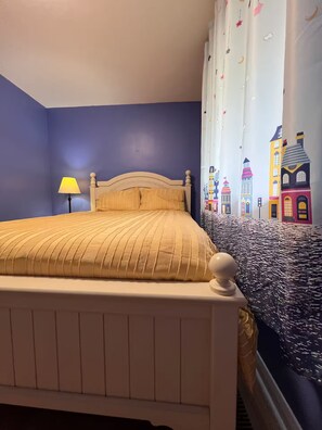 Room - Peaceful 3BR Retreat w/Backyard & Free Parking (Richmond Hill)