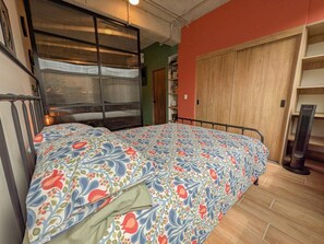 A bedroom with a bed, a wardrobe, and a radiator. - Amazing new loft in LEF habitat (Guadalajara)