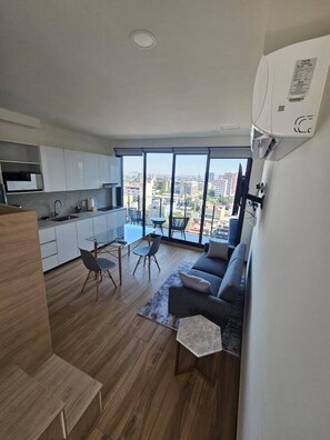 A modern apartment with a kitchen, dining area, and living room. - Torre Nous | A Pasos de Chapultepec+Seguridad 24/7 (Guadalajara)
