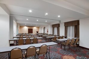 Meeting facility - 1 Qn Studio w/ Kitchen | Free Breakfast & Pool (Tampa)