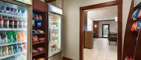 Un vestíbulo de hotel con un expositor refrigerado tipo 'Grab & Go' y una sección de alimentos congelados.