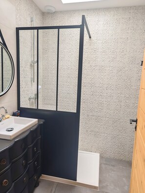 Bathroom - Vrbo Property (Saint-Georges-Antignac)