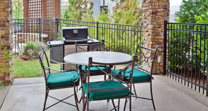 Columbus Stay w/ Full Kitchen | Free Breakfast!