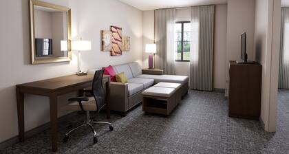 Columbus Stay w/ Kitchen, Pool & Breakfast!