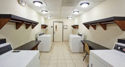 Columbus Suite w/ Kitchen | Free Breakfast!