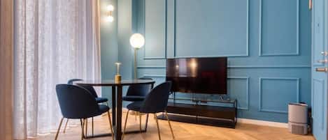 Departamento Deluxe, balcón, vista a la ciudad | Área de sala de estar