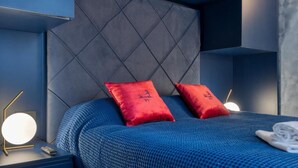 Deluxe-huoneisto, parveke, kaupunkinäköala | Silitysrauta/-lauta, ilmainen Wi-Fi