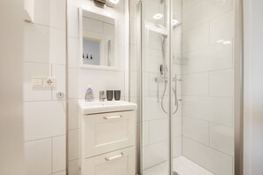 Dusche, Haartrockner, Handtücher