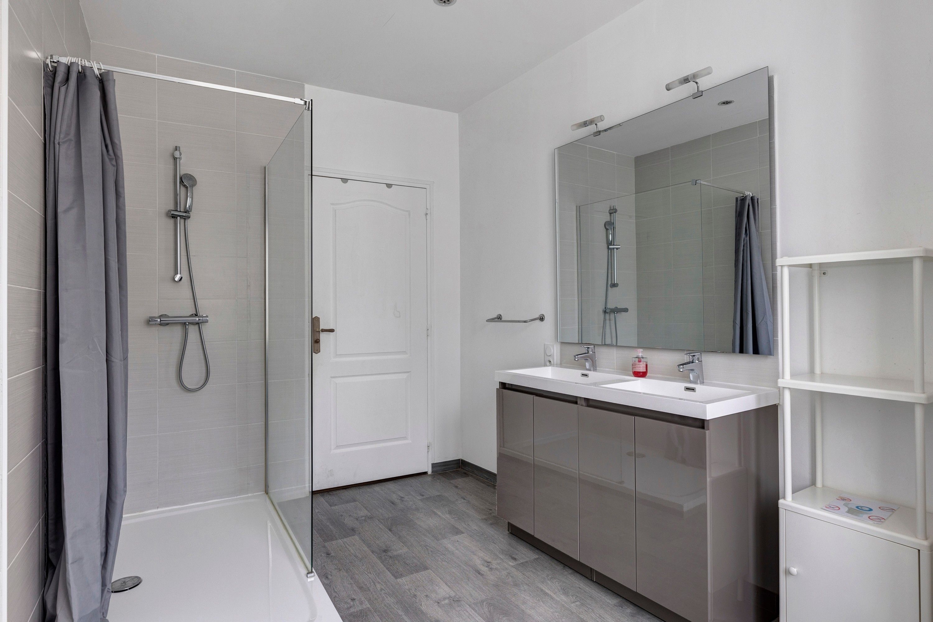 Une salle de bain moderne équipée d’une douche, de toilettes et d’un lavabo.
