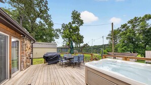 Outdoor dining - Monte Ne Lakehouse - Lake View (Rogers)