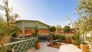 Outdoor dining - Vrbo Property (Marrakech)