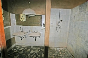 Bathroom - Fort Sesfontein Lodge and Safaris (Sesfontein)