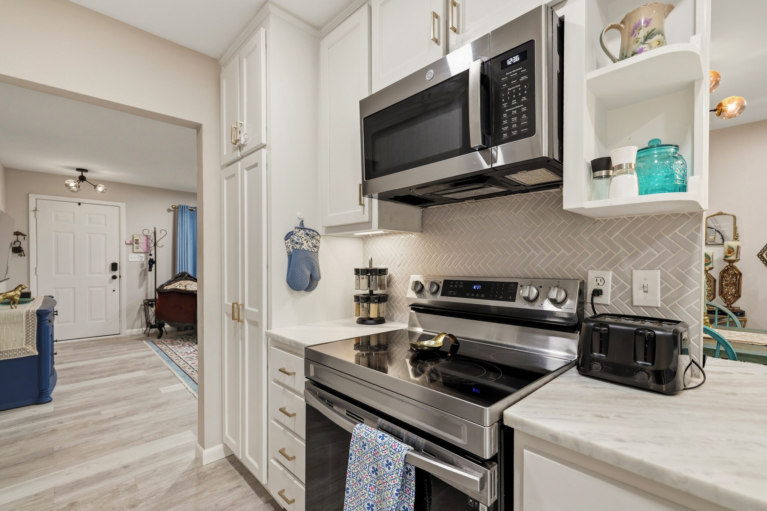 Coffee/tea maker, fridge, microwave, oven