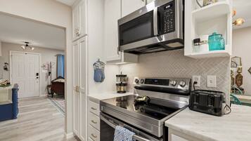 Coffee/tea maker, fridge, microwave, oven