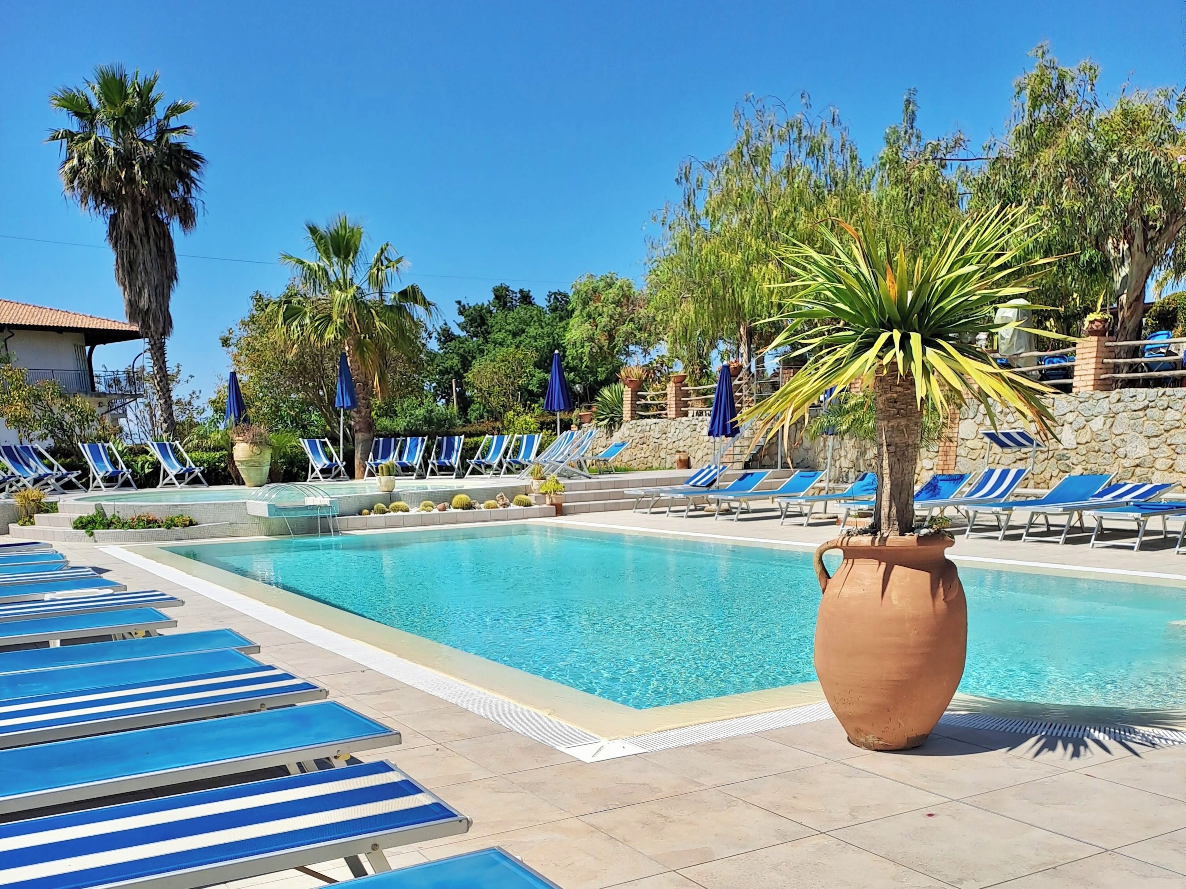 Piscine extérieure (ouverte en saison), parasols de plage