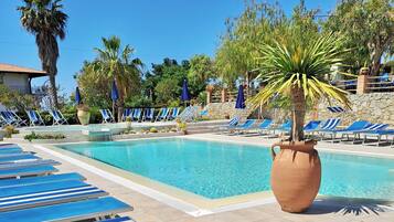 Piscine extérieure (ouverte en saison), parasols de plage