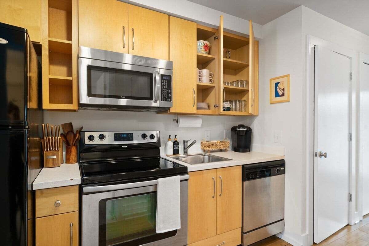 Coffee/tea maker, fridge, microwave, oven