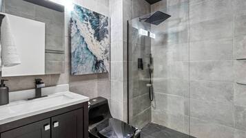 Een douche, een haardroger, handdoeken