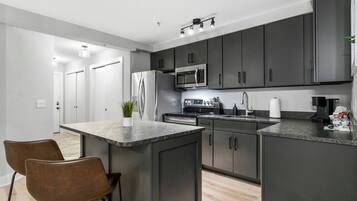 Coffee/tea maker, fridge, microwave, oven