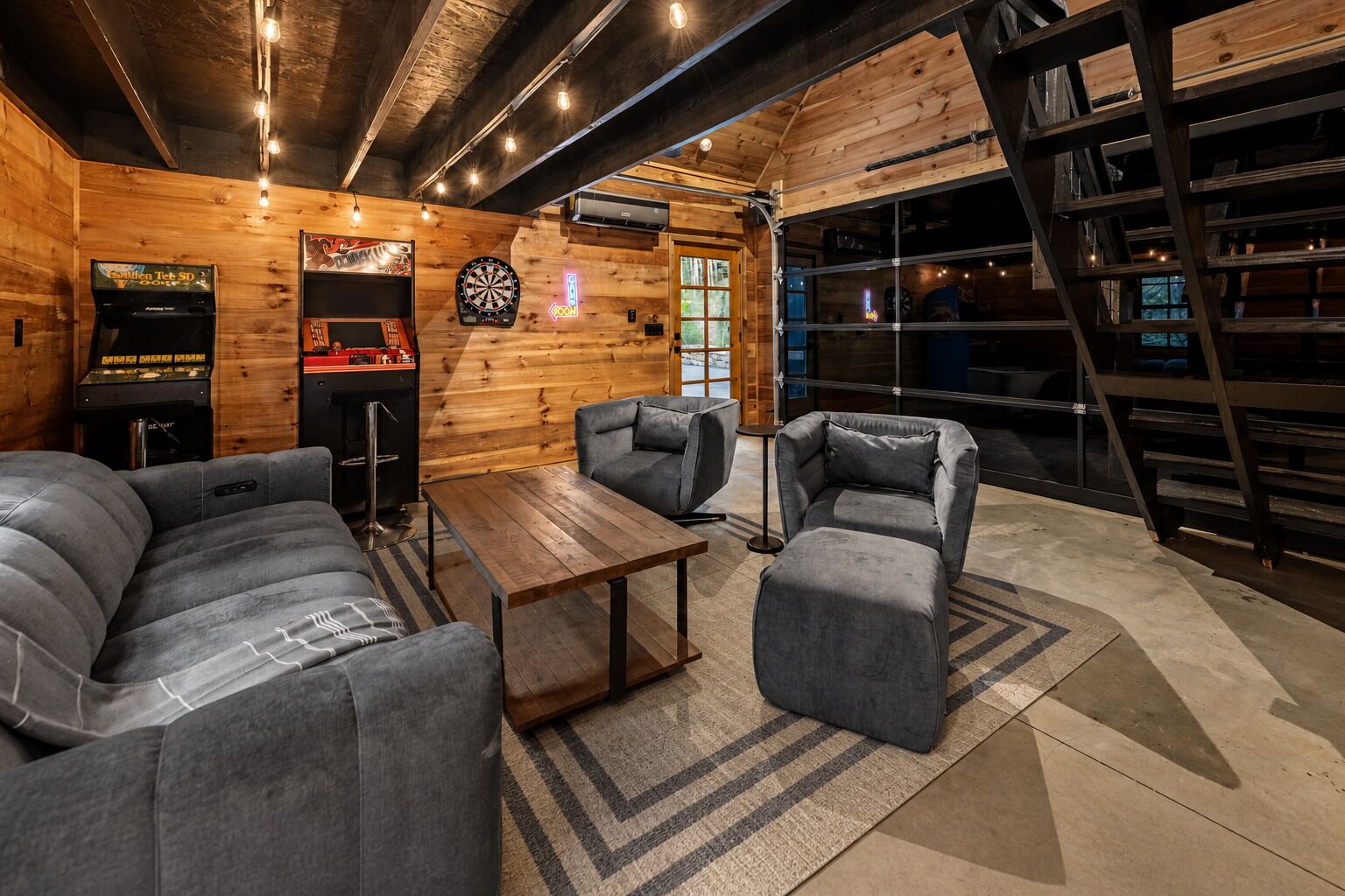 Una habitación acogedora con detalles de madera, un dardo, un radiolas y asientos cómodos.
