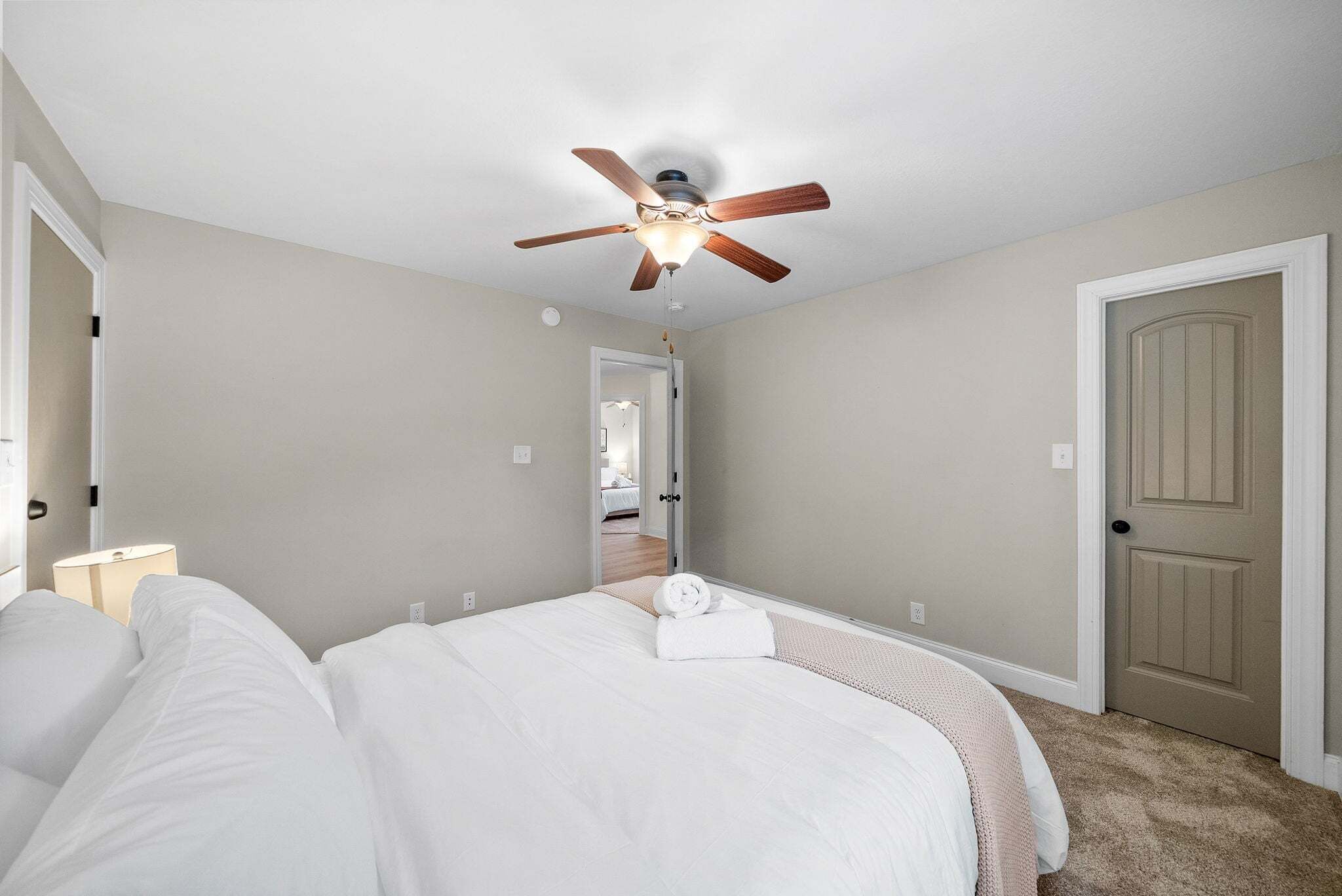 4 habitaciones, escritorio, tabla de planchar con plancha y wifi gratis 