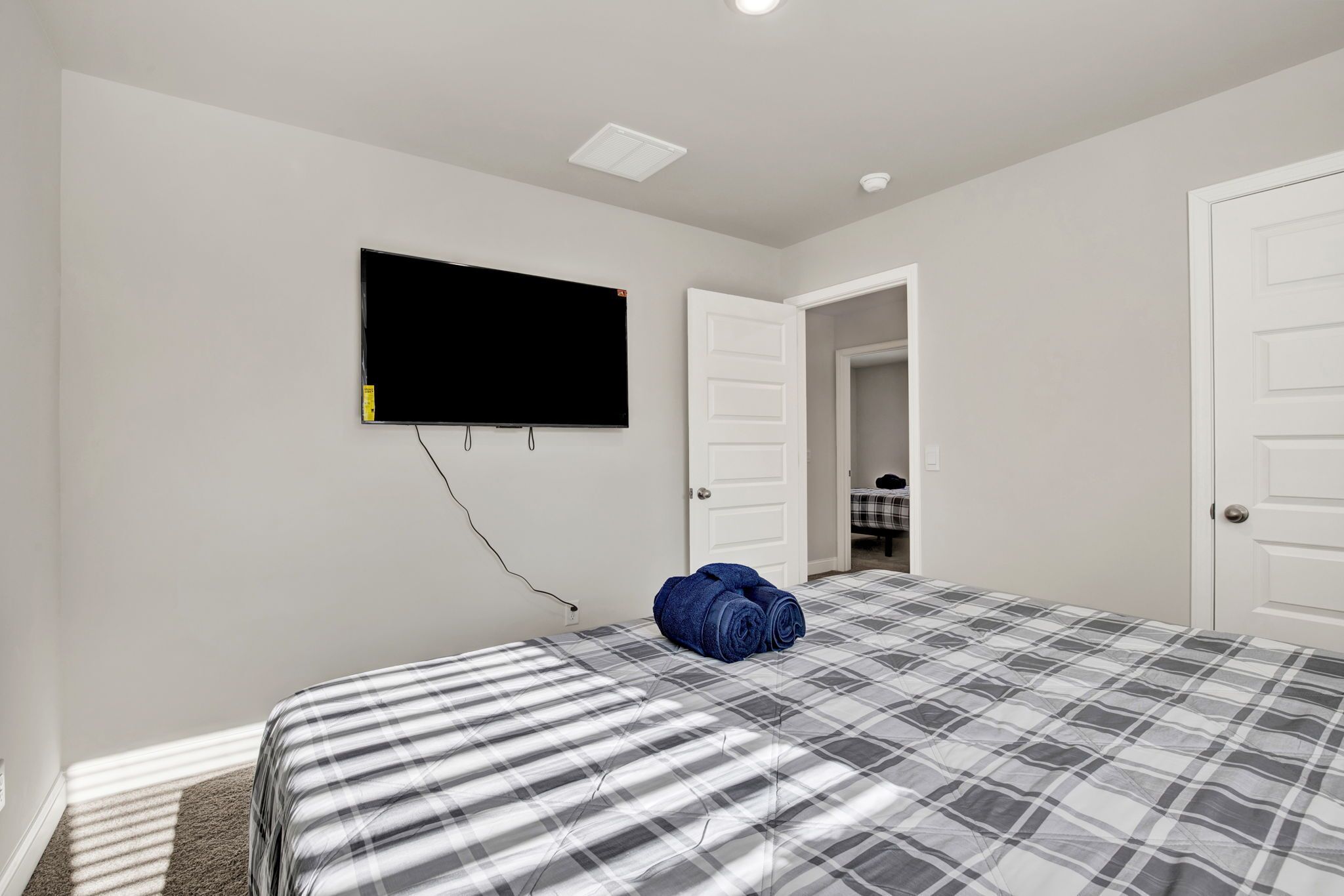 Desk, iron/ironing board, WiFi (free), bed sheets
