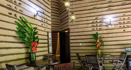 Eco-friendly structure, inspired by a Yarumo leaf, ideal for couples or friends. Surrounded by tropical nature, lakes, forest trails, birdlife, and peaceful vibes.