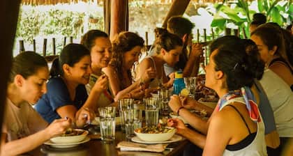 Eco-friendly structure, inspired by a Yarumo leaf, ideal for couples, families, or small groups of up to five guests. Surrounded by tropical nature. Enjoy breakfast, a natural pool, forest trails, birdlife, and peaceful cabin designs.
