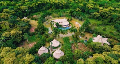 Eco-friendly structure, inspired by a Yarumo leaf, ideal for couples, families, or small groups of up to four guests. Surrounded by tropical nature, lakes, forest trails, birdlife, and peaceful vibes.