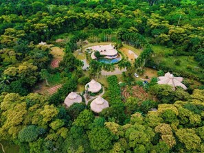 Exterior - Eco-friendly structure, inspired by a Yarumo leaf, ideal for couples, families, or small groups of up to four guests. Surrounded by tropical nature, lakes, forest trails, birdlife, and peaceful vibes. (Restrepo)