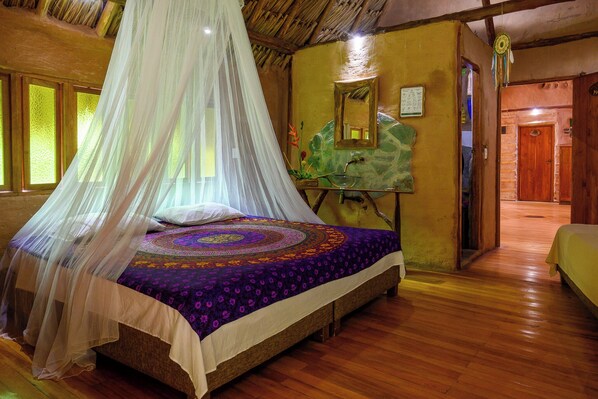 Room - Eco-friendly structure, inspired by a Yarumo leaf, ideal for couples, families, or small groups of up to four guests. Surrounded by tropical nature, lakes, forest trails, birdlife, and peaceful vibes. (Restrepo)