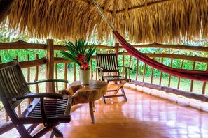 Terrace/patio - Eco-friendly structure, inspired by a Yarumo leaf, ideal for couples, families, or small groups of up to four guests. Surrounded by tropical nature, lakes, forest trails, birdlife, and peaceful vibes. (Restrepo)