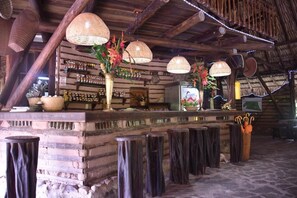 Bar (on property) - Eco-friendly structure, inspired by a Yarumo leaf, ideal for couples or friends. Surrounded by tropical nature, lakes, forest trails, birdlife, and peaceful vibes. (Restrepo)