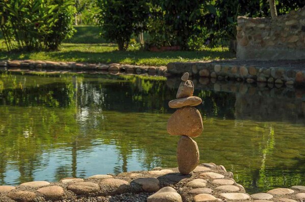 Property grounds - Eco-friendly structure, inspired by a Yarumo leaf, ideal for couples or friends. Surrounded by tropical nature, lakes, forest trails, birdlife, and peaceful vibes. (Restrepo)